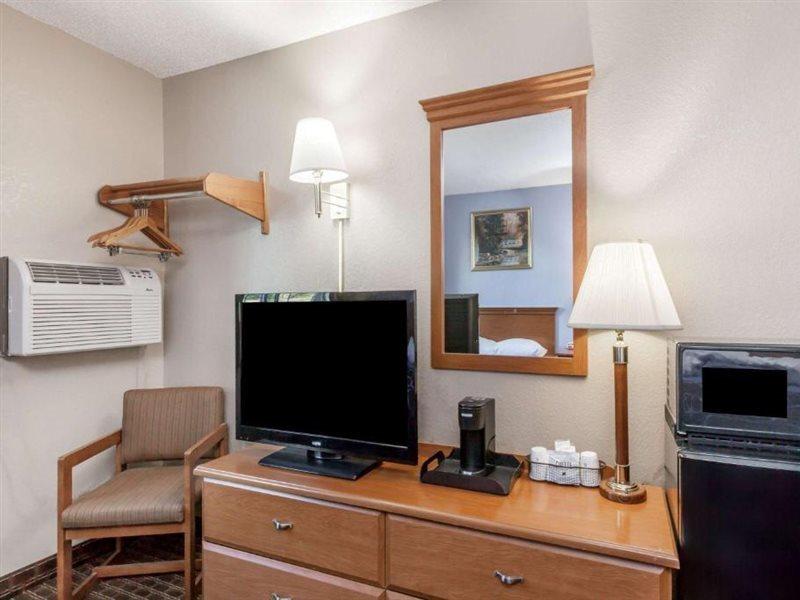 Super 8 By Wyndham Johnstown/Gloversville Екстериор снимка